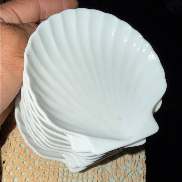 White Shell-Shaped Dish - Picture 4 of 4